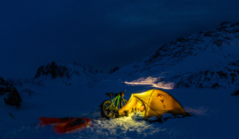 Nocleg w namiocie podczas rowerowej wyprawy na Grenlandii
