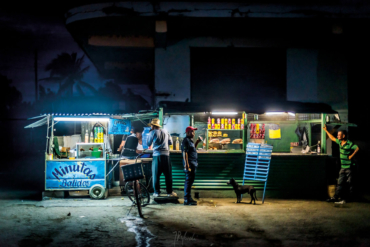 Street food na ulicach Kuby po zmroku