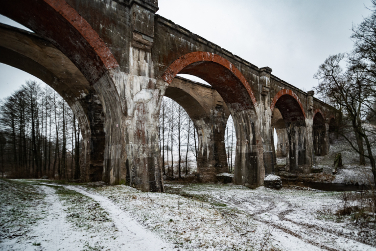 zimowe wiadukty kolejowe w kiepojciach
